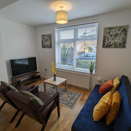 Fantastic 3-Bedroom House In London Morden  ภายนอก รูปภาพ