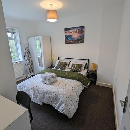 Fantastic 3-Bedroom House In London Morden  ภายนอก รูปภาพ