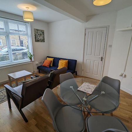 Fantastic 3-Bedroom House In London Morden  ภายนอก รูปภาพ