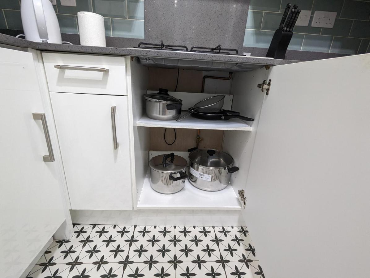 Fantastic 3-Bedroom House In London Morden  ภายนอก รูปภาพ