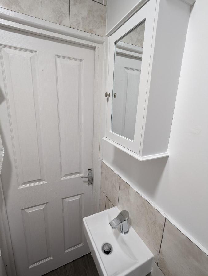 Fantastic 3-Bedroom House In London Morden  ภายนอก รูปภาพ