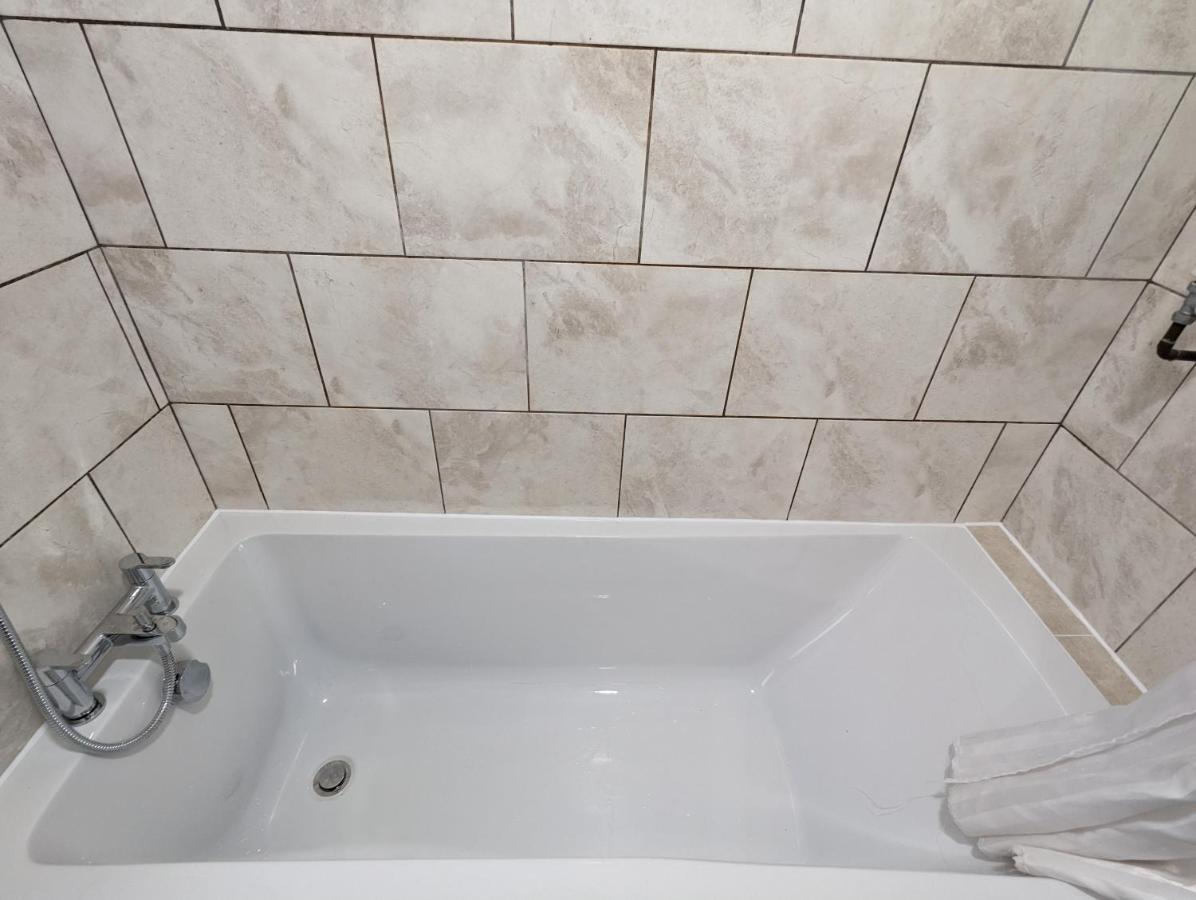 Fantastic 3-Bedroom House In London Morden  ภายนอก รูปภาพ