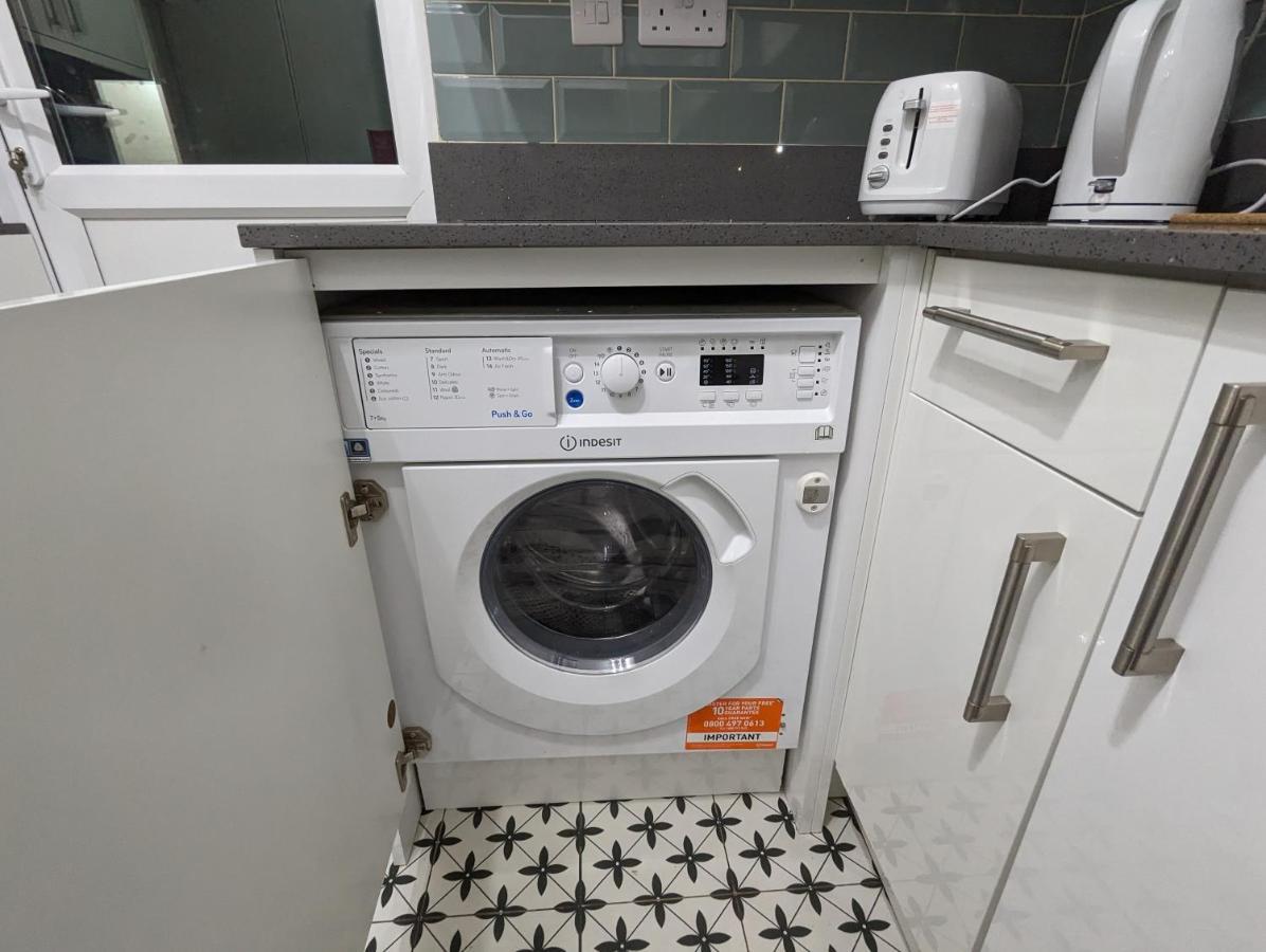 Fantastic 3-Bedroom House In London Morden  ภายนอก รูปภาพ
