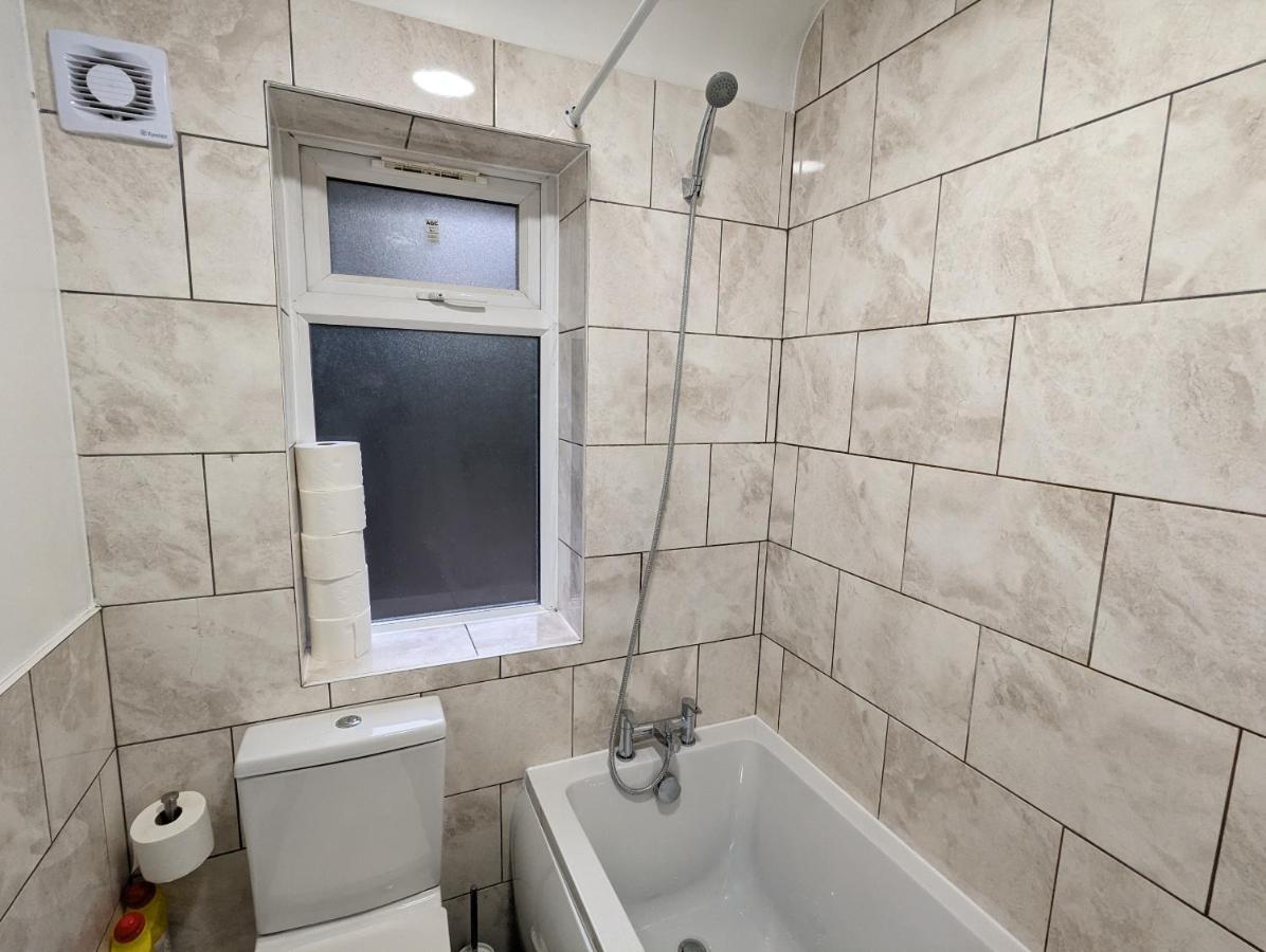 Fantastic 3-Bedroom House In London Morden  ภายนอก รูปภาพ