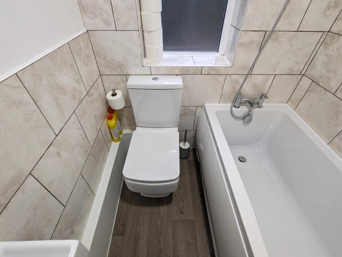 Fantastic 3-Bedroom House In London Morden  ภายนอก รูปภาพ