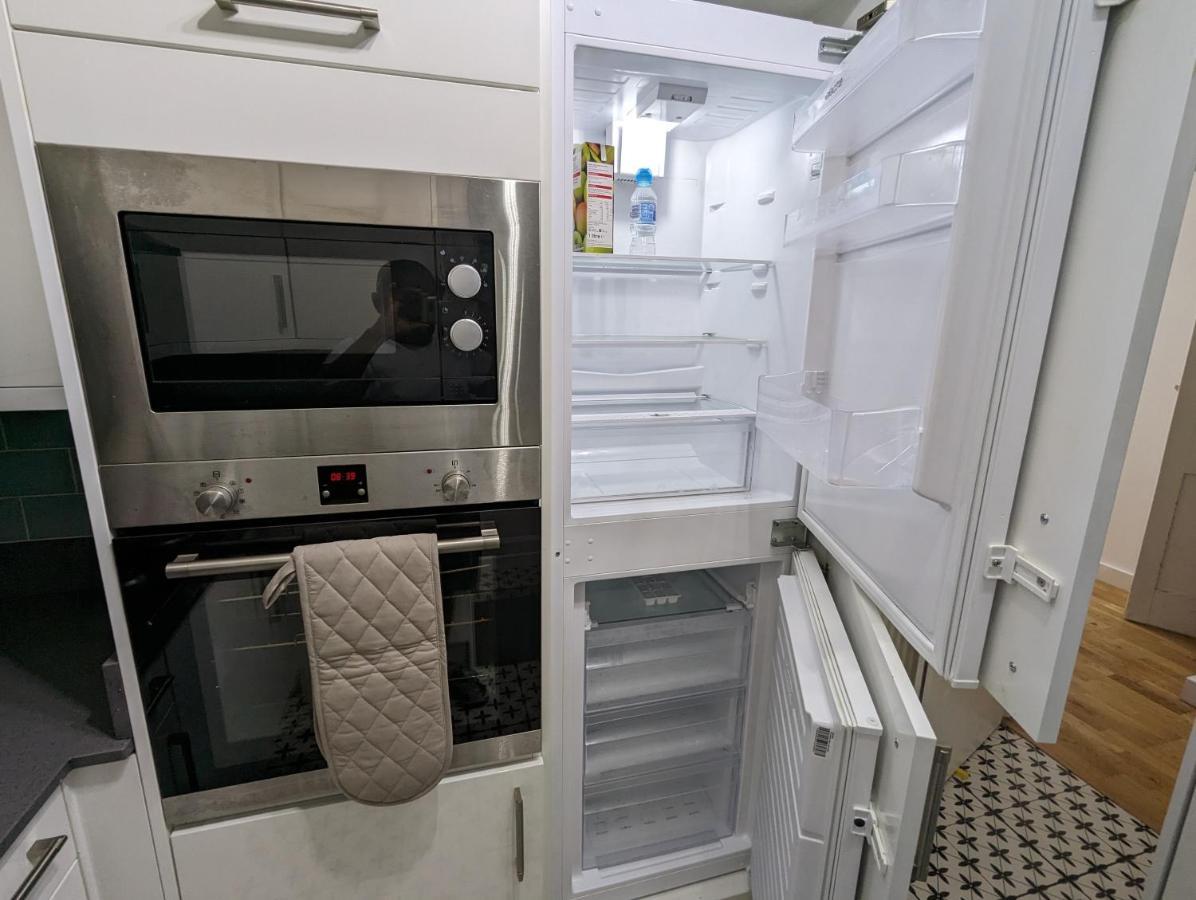 Fantastic 3-Bedroom House In London Morden  ภายนอก รูปภาพ