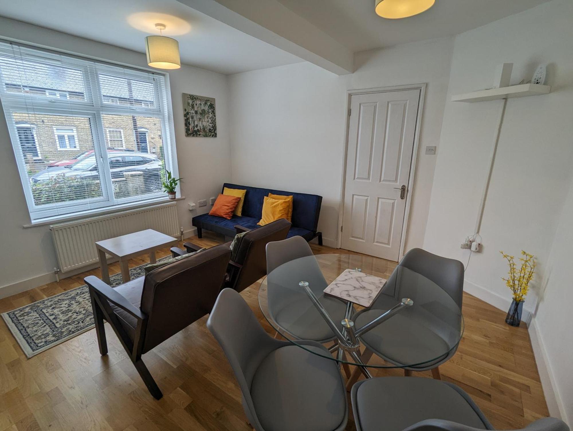 Fantastic 3-Bedroom House In London Morden  ภายนอก รูปภาพ