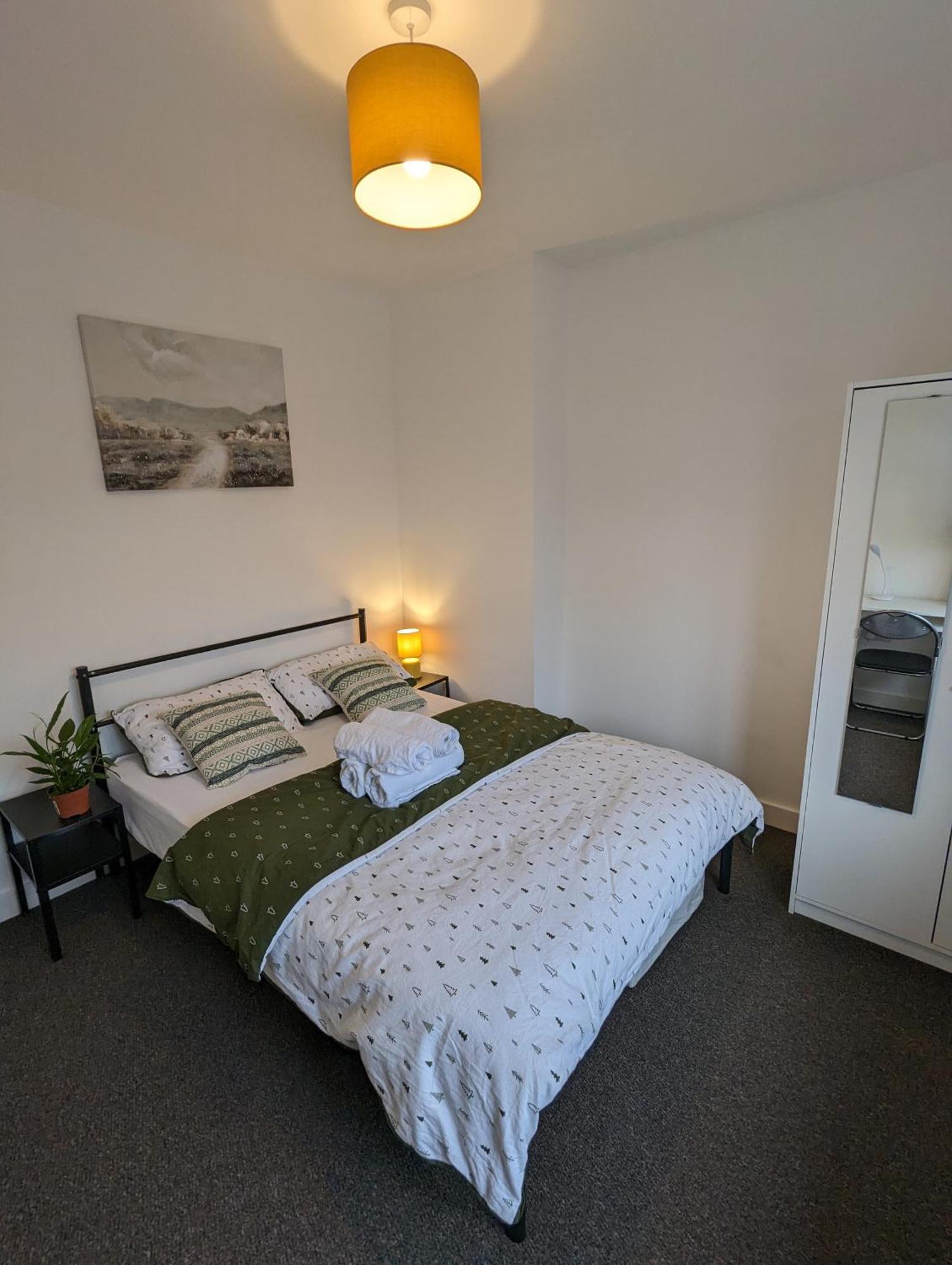 Fantastic 3-Bedroom House In London Morden  ภายนอก รูปภาพ