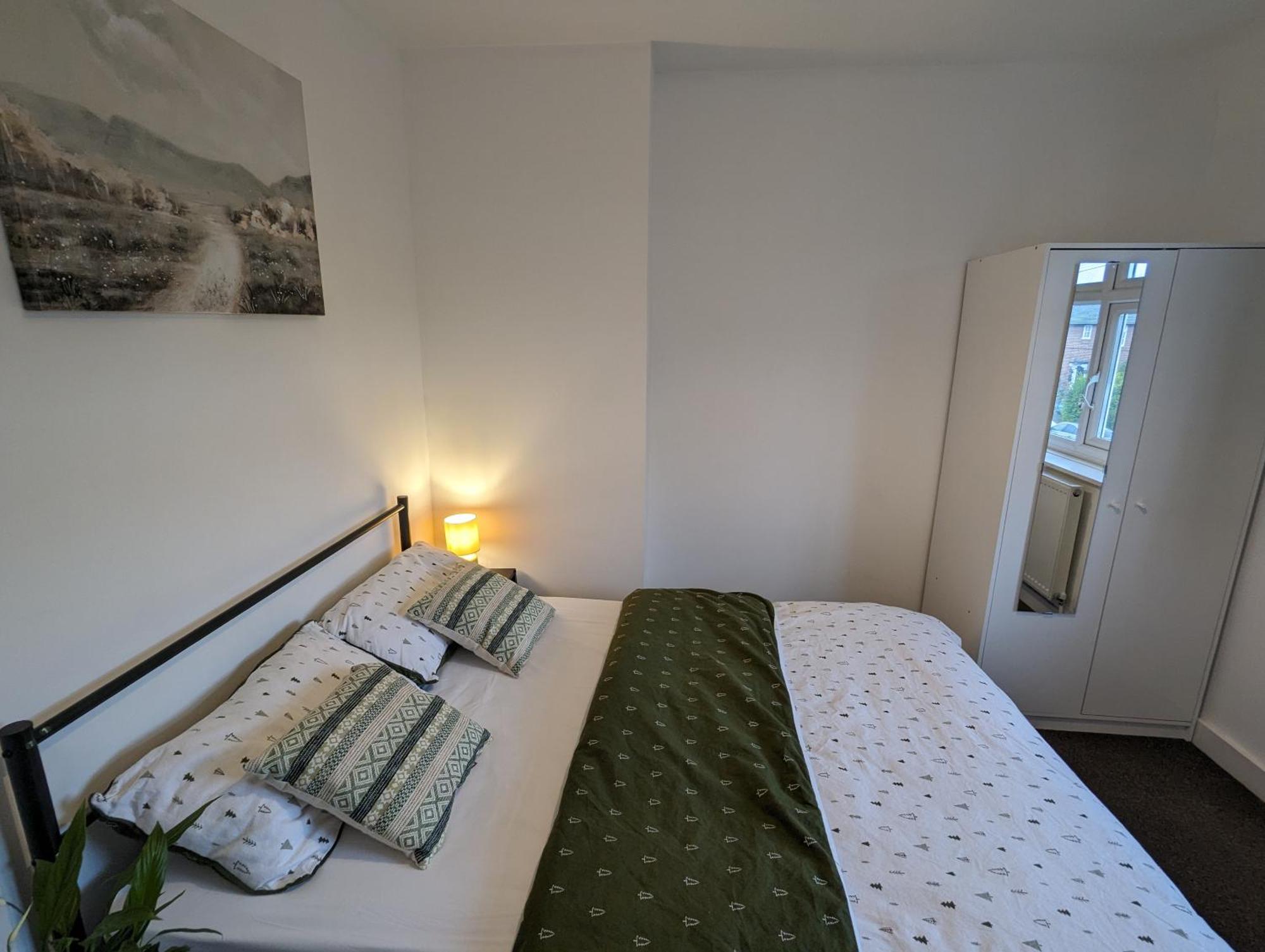 Fantastic 3-Bedroom House In London Morden  ภายนอก รูปภาพ