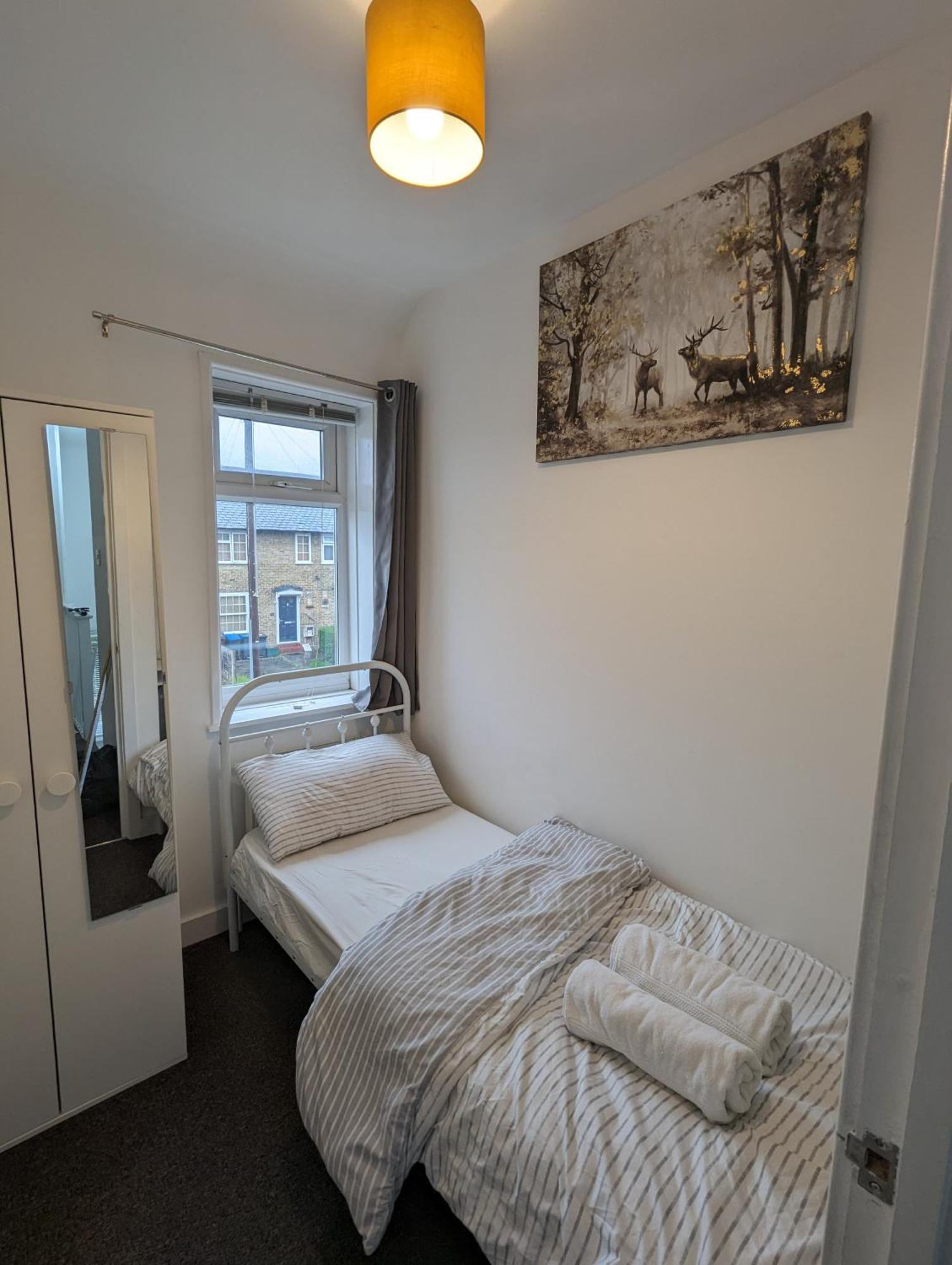 Fantastic 3-Bedroom House In London Morden  ภายนอก รูปภาพ